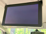 【フリップダウンモニター】大画面モニターで後席でもエンタメをお楽しみいただけます。小さなお子様にも大人気の装備です♪