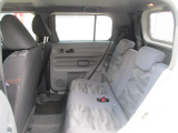 リヤシートも全車消毒済み。足元も軽とは思えない広さがあります。ドアには小物を収納できる便利な【リヤポケット】付。