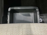助手席の下にはトレーが付いていますので外部からも見られたくないものも収納出来ます。