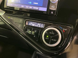 【オートエアコン】一度お好みの温度に設定すれば、車内の温度を検知し風量や温度を自動で調整。暑い&hellip;寒い&hellip;と何度もスイッチ操作をする必要はありません。快適な車内空間には必須の機能ですね♪