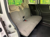 広々とした2列目シートは居住性が高く、居心地も快適!友達や家族とのお出かけにぴったりです。ベビーシートやチャイルドシート使用時も快適にお過ごしいただける十分な空間を確保しています。
