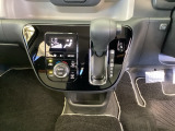 足元スッキリ、インパネシフトです。パーキングブレーキはフットブレーキタイプなので、運転席と助手席の間がスッキリしています。
