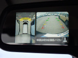 バックミラーにも映し出されます。駐車時に大変役に立ちますよ。駐車が苦手な方にも便利機能です。