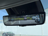 【デジタルインナーミラー】車両後方カメラの映像をミラーに映すことが出来ます。 そのため、後席に人や荷物があって後方が見えづらい場合でもしっかり視界を確保することが出来ます。