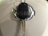 【キーレス】少し離れた場所からでもボタン一つでドアの開錠・施錠ができるのでとっても便利!ドアの鍵穴周りに傷をつけることもありません♪