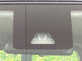 【スマートアシスト】走行中に前方の車両等を認識し、衝突しそうな時は警報とブレーキで衝突回避と被害軽減をアシスト。より安全にドライブをお楽しみいただけます。