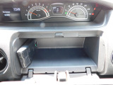 運転席前の物入です。手の届くところにありますので簡単に取り出せます。