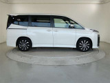 両側パワースライドドア付きだから、狭い駐車スペースなどでの 乗り降りラクラク!小さなお子さまのいるご家庭には嬉しい装備。