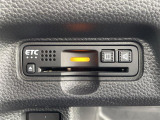 【ETC】有料道路を利用する際に料金所で停止することなく通過できる、ETC車載器(ノンストップ自動料金収受システム機器)が装備されています。セットアップを行うことで利用可能になります。