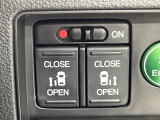 【両側パワースライドドア】スマートキーや運転席のスイッチで後席両側スライドドアの開閉が可能♪電動だから力を入れてドアを開ける必要が無く、小さなお子様でも簡単に開け閉めでき快適です♪