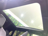 【ガラスルーフ】ガラスルーフ搭載で車内の解放感が一気にアップ!開放的なドライブをお楽しみいただけます。