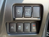 左側オートスライドドアの開閉スイッチが運転席にあるので、運転席に座ったままスライドドアの開閉が可能です◎荷物を持ったままドアを開けるとき、人を迎えに行ったとき想像してください。。。便利ですよね!