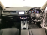 車内は光触媒抗菌消臭施工済です。インパネ周りはスタイリッシュなデザインです。グローブボックスやカップホルダーのほかにトレーなどたくさんの収納スペースが付いています。
