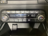 温度の設定のみで快適な風量やモードなどを自動調整してくれるフルオートエアコンを装備!運転席側、助手席側で左右独立して温度調節も可能です!