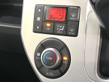【オートエアコン】一度お好みの温度に設定すれば、車内の温度を検知し風量や温度を自動で調整。暑い&hellip;寒い&hellip;と何度もスイッチ操作をする必要はありません。快適な車内空間には必須の機能ですね♪