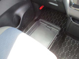 助手席シートアンダーボックス(車検証収納トレイ付)