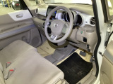 【ベンチシート】運転席と助手席の移動もスムーズ!狭い駐車場での乗り降りや、お子様の乗り降りにも便利です。座席の間にコンソールボックスやドリンクホルダーがないため、車内空間が広く感じます。