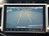 【バックモニター】後方の障害物や歩行者を確認できるバックモニター。狭い駐車場や混雑した場所でも安心して車を操作できます。