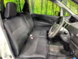 運転席まわりには十分なスペースがあり、大柄な方でもゆったり運転していただける環境です。