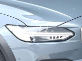 【LEDヘッドライト】明るく眩しいハイビームを先行車や対向車に照射しないオートハイビームを備えたLEDヘッドライト。北欧神話に登場するトールハンマーをモチーフにした、一目でボルボとわかるデザイン。