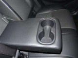二列目シートの背もたれの中にドリンクホルダーが隠されていて手に取りやすい位置にドリンクホルダーが付いていて、とても便利ですよ(*^-^*)