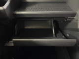 【グローブボックス】車検証入れ等の収納に便利です♪