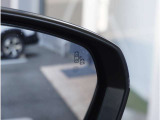 【ブラインドスポットモニター】車線変更時の側方確認をサポートします。斜め後方から接近するクルマを、ドアミラー内の警告灯でお知らせします。