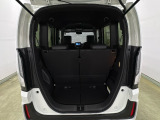 開口部も広く荷物の積み下ろしもしやすいお車となっております。シートの背もたれは5:5の割合で背もたれを可倒でき、前後のシートスライドもできるので荷室をひろげることができます。