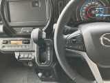 走行中の視線移動を少なくしたレイアウト。安心して運転に集中できるマツダ独自の運転環境となっています。