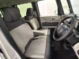 女性でも運転がしやすいように、シートの高さ調整機能(シートリフター)がついています。運転席と助手席の間が空いている為、助手席側への移動がスムーズです。