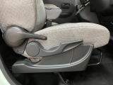 運転席シートリフターを装備しています★細かくドライビングポジションを設定できるので運転し易く、疲れにくいですね♪