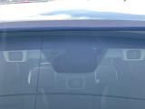 【アイサイトVer3】前方の車両等を検知し、衝突しそうな時は警報で注意を促し、ブレーキを踏む力をサポート。ブレーキを踏めなかった場合は衝突被害軽減ブレーキが作動、衝突回避をサポートします。