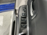 狭い駐車場で便利な電動格納ドアミラーが付いています。