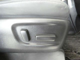 運転席電動シートは、シートポジションを細かく調整できるので長時間の運転もリラックスできますね。