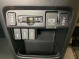 前席の左右別々のシートヒータースイッチが付いており、2段階で温度設定ができます。その間にETCや、スマートフォンなどに使える充電可能USB端子が2個、ナビ接続用のUSB端子が1個ついています。
