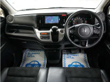 運転にかかわる様々な操作を安全に行えるように視点移動が少なく、操作性に配慮されたスイッチ類が凝縮されたコクピットです。