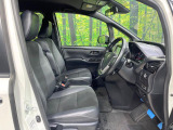 運転席まわりには十分なスペースがあり、大柄な方でもゆったり運転していただける環境です。