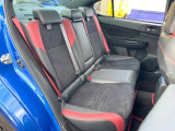 後部座席も気になるようなキズ・汚れやへたり等、大きなダメージはなく、良好な状態です。
