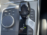 【シフトノブ】BMWの高性能オートマチックは、ATセレクトレバーを左側に倒すことで、通常の「D」から「S」(スポーツ)または「M」(マニュアル)へと切り替えが可能です。