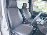 運転席まわりには十分なスペースがあり、大柄な方でもゆったり運転していただける環境です。