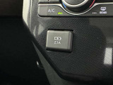 充電用USB端子付き。スマートフォンなどの充電に便利です。