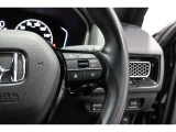 Hondaセンシングの機能のひとつ、アダプティブクルーズコントロール付!アクセルから足を離しても設定したスピードと前車との車間を保ち走行してくれます!車線維持もアシスト☆高速道路で疲労軽減ですね☆