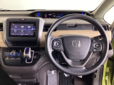 運転席は、大きな座面と包み込むような背もたれがドライバーの身体全体をしっかり支えます。上質なシート素材と座り心地のよいクッションを採用し、長時間の運転やコーナーの多い道も快適です