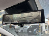 【インテリジェントルームミラー】 車両後方のカメラ映像がミラーに映るので、乗員や荷物が多くても安心♪夜間や悪天候の日でもクリアな映像で視界良好です◎