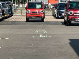 フロントガラスへの投影型であるヘッドアップディスプレイ。車速や交通標識、ナビゲーションの案内などの情報が映し出されます!