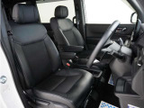 運転席のスペースはゆったりしていて、視界も広く確保されているので普段の運転からロングドライブまで快適です。