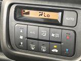 【オートエアコン】一度お好みの温度に設定すれば、車内の温度を検知し風量や温度を自動で調整。暑い&hellip;寒い&hellip;と何度もスイッチ操作をする必要はありません。快適な車内空間には必須の機能ですね♪