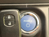 【スマートキー】カバンやポケットに入れたままでもドアの施錠・解錠が可能なスマートキーを装備。エンジンのオン・オフ時もカギを取り出す必要が無いからとっても便利です♪