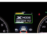 X-MODEは路面に応じてモードを選択するだけで4輪の駆動力やブレーキなどを最適にコントロール。悪路からのスムーズな脱出をサポートします。