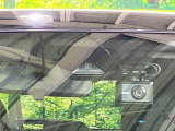 【エマージェンシーブレーキ】走行中に前方の車両等を認識し、衝突しそうな時は警報とブレーキで衝突回避と被害軽減をアシスト。より安全にドライブをお楽しみいただけます。